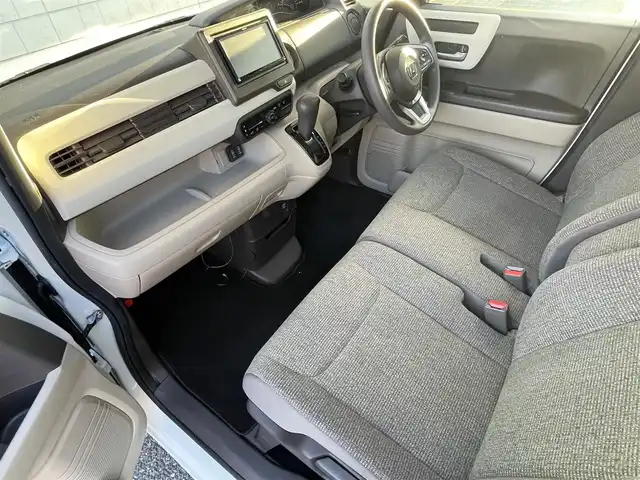 ホンダ Ｎ ＢＯＸ G L ホンダセンシング 福岡県 2018(平30)年 1.3万km プラチナホワイトパール 社外メモリナビKENWOOD【MDV-D306】/(AM/FM/CD/USB/ワンセグTV)/バックカメラ/ビルトインETC/社外前方ドライブレコーダーcarrozzeria/片側パワースライドドア/衝突軽減ブレーキ(CMBS)/車線逸脱警報/誤発進抑制機能/後方誤発進抑制機能/コーナーセンサー/路外逸脱抑制機能/ACC(アダプティブクルーズコントロール)/LKAS(車線維持支援システム)/オートライト/盗難防止装置/横滑り防止機能/電格ウィンカーミラー/プッシュスタート/純正フロアマット/ステアリングスイッチ/スペアキー×１/ＵＳＢ充電ソケット×２/ドアバイザー/取扱説明書/保証書