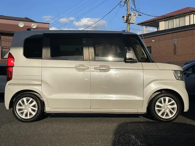 ホンダ Ｎ ＢＯＸ G L ホンダセンシング 福岡県 2018(平30)年 1.3万km プラチナホワイトパール 社外メモリナビKENWOOD【MDV-D306】/(AM/FM/CD/USB/ワンセグTV)/バックカメラ/ビルトインETC/社外前方ドライブレコーダーcarrozzeria/片側パワースライドドア/衝突軽減ブレーキ(CMBS)/車線逸脱警報/誤発進抑制機能/後方誤発進抑制機能/コーナーセンサー/路外逸脱抑制機能/ACC(アダプティブクルーズコントロール)/LKAS(車線維持支援システム)/オートライト/盗難防止装置/横滑り防止機能/電格ウィンカーミラー/プッシュスタート/純正フロアマット/ステアリングスイッチ/スペアキー×１/ＵＳＢ充電ソケット×２/ドアバイザー/取扱説明書/保証書