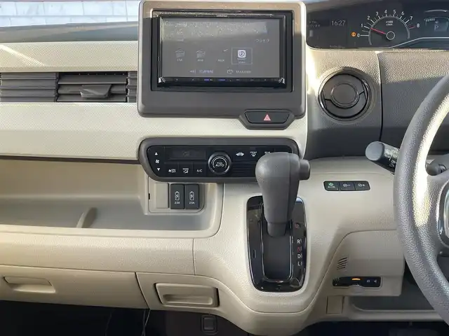 ホンダ Ｎ ＢＯＸ G L ホンダセンシング 福岡県 2018(平30)年 1.3万km プラチナホワイトパール 社外メモリナビKENWOOD【MDV-D306】/(AM/FM/CD/USB/ワンセグTV)/バックカメラ/ビルトインETC/社外前方ドライブレコーダーcarrozzeria/片側パワースライドドア/衝突軽減ブレーキ(CMBS)/車線逸脱警報/誤発進抑制機能/後方誤発進抑制機能/コーナーセンサー/路外逸脱抑制機能/ACC(アダプティブクルーズコントロール)/LKAS(車線維持支援システム)/オートライト/盗難防止装置/横滑り防止機能/電格ウィンカーミラー/プッシュスタート/純正フロアマット/ステアリングスイッチ/スペアキー×１/ＵＳＢ充電ソケット×２/ドアバイザー/取扱説明書/保証書