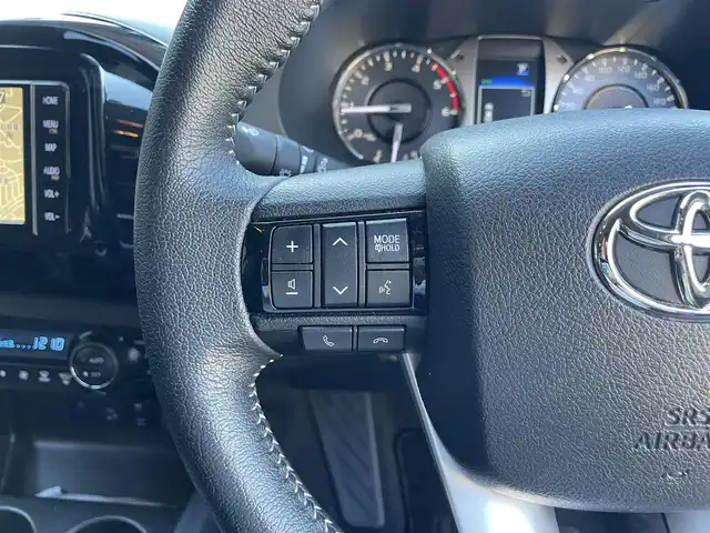 トヨタ ハイラックス Z 滋賀県 2022(令4)年 3.1万km アティチュードブラックマイカ 純正7インチナビ/【Bluetooth/CD/DVD/フルセグTV】/バックカメラ/レーダークルーズコントロール/クリアランスソナー/レーンディパーチャーアラート/LEDヘッドライト/オートライト/ダウンヒルアシストコントロール/センターデフロック/プリクラッシュセーフティ/前後ドライブレコーダー/ETC/MTモード付AT/純正フロアマット/プッシュスタート/スマートキー/ステアリングリモコン