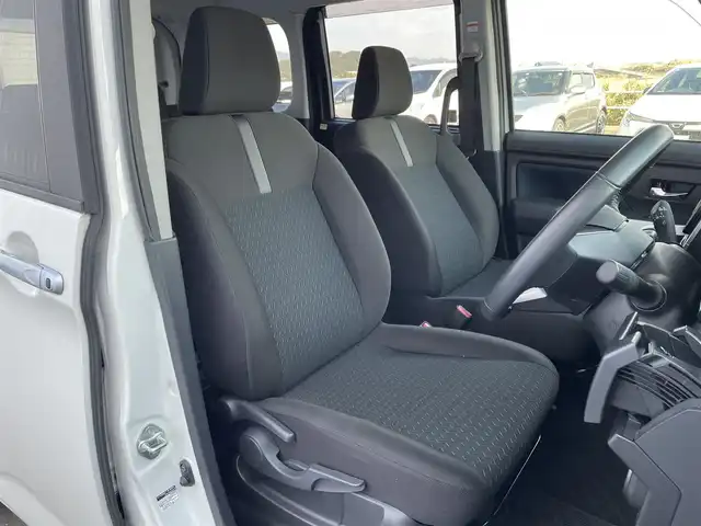 トヨタ ルーミー カスタムG 佐賀県 2021(令3)年 4万km パールホワイトⅢ 純正9インチディスプレイオーディオ/・フルセグTVAM/FM/Bluetooth/・Apple Car Play/Android Auto/パノラミックビューモニター/前後ドライブレコーダー/ビルトインETC/TVキャンセラー/両側パワースライドドア/電子パーキングブレーキ/・AUTO HOLD機能/後席サンシェード/ISOFIX対応/革巻きステアリング/ステアリングリモコン/純正14インチアルミホイール/純正LEDヘッドライト/・オートマチックハイビーム/純正LEDフォグランプ/純正フロアマット/純正ドアバイザ―/新車保証書/取扱説明書/スペアキー１本/スマートアシスト/・レーダークルーズコントロール/・先行車発進お知らせ機能/・衝突被害軽減ブレーキ/・車線逸脱警報機能/・標識認識機能/・ふらつき警報