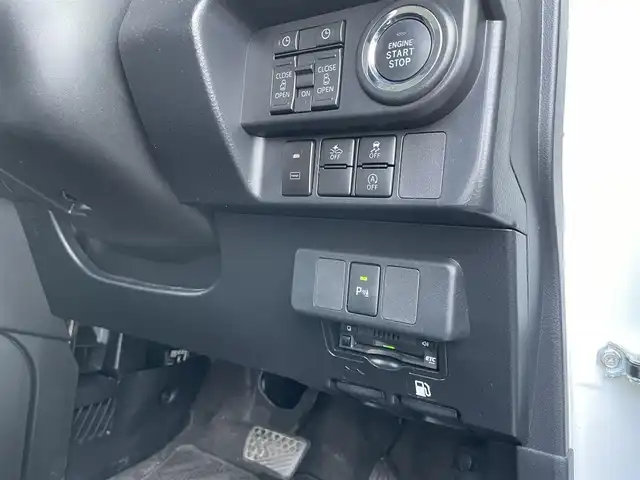 トヨタ ルーミー カスタムG 佐賀県 2021(令3)年 4万km パールホワイトⅢ 純正9インチディスプレイオーディオ/・フルセグTVAM/FM/Bluetooth/・Apple Car Play/Android Auto/パノラミックビューモニター/前後ドライブレコーダー/ビルトインETC/TVキャンセラー/両側パワースライドドア/電子パーキングブレーキ/・AUTO HOLD機能/後席サンシェード/ISOFIX対応/革巻きステアリング/ステアリングリモコン/純正14インチアルミホイール/純正LEDヘッドライト/・オートマチックハイビーム/純正LEDフォグランプ/純正フロアマット/純正ドアバイザ―/新車保証書/取扱説明書/スペアキー１本/スマートアシスト/・レーダークルーズコントロール/・先行車発進お知らせ機能/・衝突被害軽減ブレーキ/・車線逸脱警報機能/・標識認識機能/・ふらつき警報