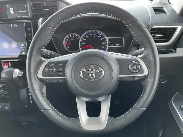 トヨタ ルーミー カスタムG 佐賀県 2021(令3)年 4万km パールホワイトⅢ 純正9インチディスプレイオーディオ/・フルセグTVAM/FM/Bluetooth/・Apple Car Play/Android Auto/パノラミックビューモニター/前後ドライブレコーダー/ビルトインETC/TVキャンセラー/両側パワースライドドア/電子パーキングブレーキ/・AUTO HOLD機能/後席サンシェード/ISOFIX対応/革巻きステアリング/ステアリングリモコン/純正14インチアルミホイール/純正LEDヘッドライト/・オートマチックハイビーム/純正LEDフォグランプ/純正フロアマット/純正ドアバイザ―/新車保証書/取扱説明書/スペアキー１本/スマートアシスト/・レーダークルーズコントロール/・先行車発進お知らせ機能/・衝突被害軽減ブレーキ/・車線逸脱警報機能/・標識認識機能/・ふらつき警報