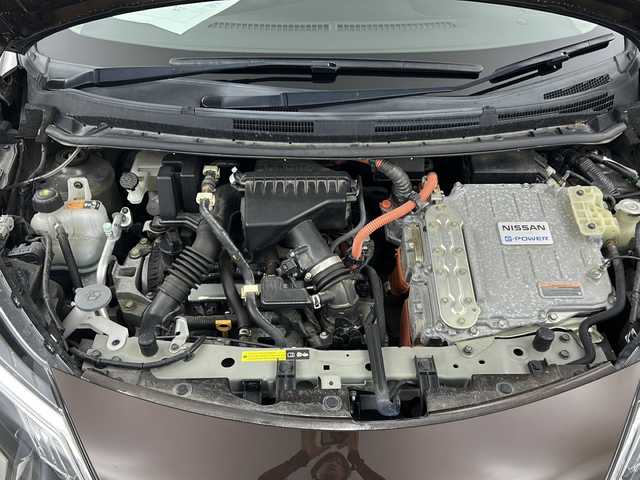 日産 ノート e－パワー メダリスト 岐阜県 2017(平29)年 4.1万km インペリアルアンバーP 純正7インチSDナビゲーション(MM316D-W)/AM/FM/iPod/SD/Bluetooth /USB/CD/DVD/フルセグテレビ/アラウンドビューモニター/LEDヘッドライト/オートライト/革巻きステアリング/ステアリングリモコン/横滑り防止装置(VDC)/衝突軽減ブレーキ/車線逸脱防止支援システム(LDP)/スマートルームミラー