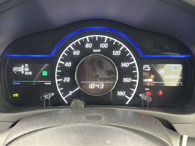 日産 ノート e－パワー メダリスト 岐阜県 2017(平29)年 4.1万km インペリアルアンバーP 純正7インチSDナビゲーション(MM316D-W)/AM/FM/iPod/SD/Bluetooth /USB/CD/DVD/フルセグテレビ/アラウンドビューモニター/LEDヘッドライト/オートライト/革巻きステアリング/ステアリングリモコン/横滑り防止装置(VDC)/衝突軽減ブレーキ/車線逸脱防止支援システム(LDP)/スマートルームミラー