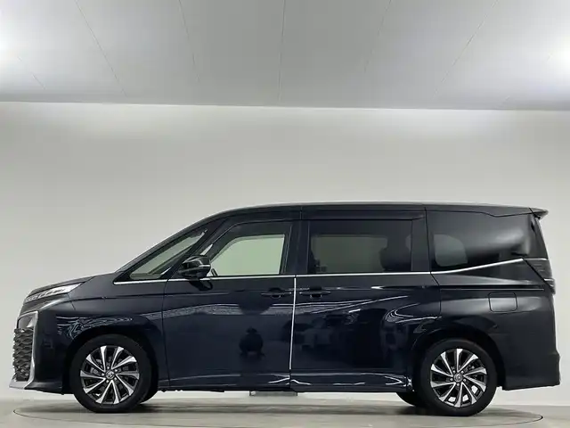 トヨタ ヴォクシー S－Z 埼玉県 2022(令4)年 1.8万km グリッターブラックガラスフレーク 純正ナビ　後席モニター　両側電動スライドドア　シートヒーター　バックカメラ　前後ドライブレコーダー　ETC2.0　追従走行　ＭＴモード付ＡＴ　Bluetooth　電動リアゲート　オートハイビーム　レーンアシスト　ウォークスルー　純正フロアマット