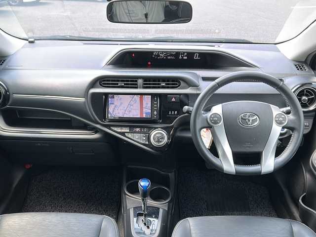 トヨタ アクア G ブラックソフトレザーセレ 岐阜県 2015(平27)年 6.9万km グレーメタリック 登録時走行距離68252km/社外７インチナビ　/フルセグＴＶ　/バックモニター　/純正フロアマット　/純正アルミホイール　/クルーズコントロール　/レザーシート　/シートヒーター　/スマートキー　/スペアキー　/プッシュスタート　/ＬＥＤヘッドライト/フォグランプ/アイドリングストップ/パワーウィンドウ/パワーステアリング/オートライト/盗難防止装置/横滑り防止装置