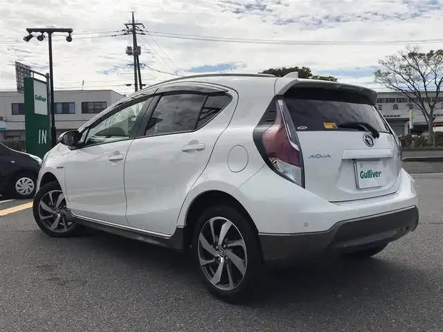 トヨタ アクア X－URBAN 鳥取県 2017(平29)年 6.3万km ライムホワイトパールクリスタルシャイン 純正9インチナビ/フルセグ/DVD/CD/BT/バックカメラ/ビルトインETC/ドライブレコーダー(前方のみ)/ハーフレザーシート/前席シートヒーター/衝突軽減システム/レーンキープアシスト/オートハイビーム/LEDヘッドライト/フォグライト/純正16インチアルミホイール/プッシュスタート/アイドリングストップ/フロアマット/ドアバイザー/取扱説明書