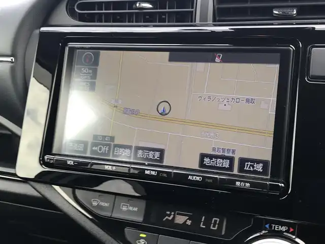 トヨタ アクア X－URBAN 鳥取県 2017(平29)年 6.3万km ライムホワイトパールクリスタルシャイン 純正9インチナビ/フルセグ/DVD/CD/BT/バックカメラ/ビルトインETC/ドライブレコーダー(前方のみ)/ハーフレザーシート/前席シートヒーター/衝突軽減システム/レーンキープアシスト/オートハイビーム/LEDヘッドライト/フォグライト/純正16インチアルミホイール/プッシュスタート/アイドリングストップ/フロアマット/ドアバイザー/取扱説明書