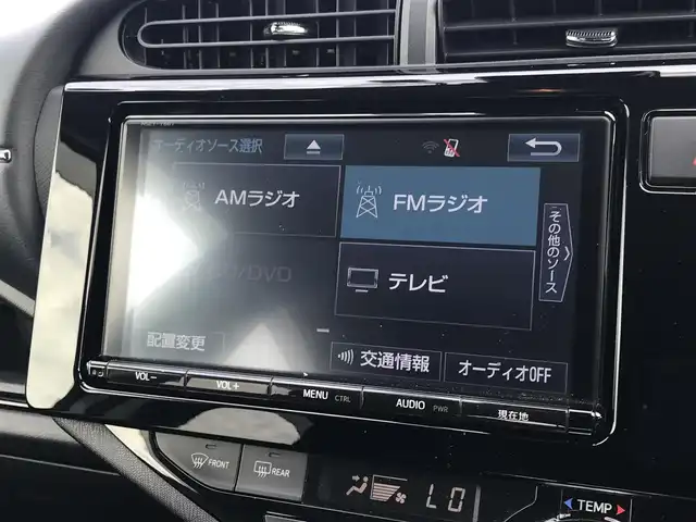 トヨタ アクア X－URBAN 鳥取県 2017(平29)年 6.3万km ライムホワイトパールクリスタルシャイン 純正9インチナビ/フルセグ/DVD/CD/BT/バックカメラ/ビルトインETC/ドライブレコーダー(前方のみ)/ハーフレザーシート/前席シートヒーター/衝突軽減システム/レーンキープアシスト/オートハイビーム/LEDヘッドライト/フォグライト/純正16インチアルミホイール/プッシュスタート/アイドリングストップ/フロアマット/ドアバイザー/取扱説明書