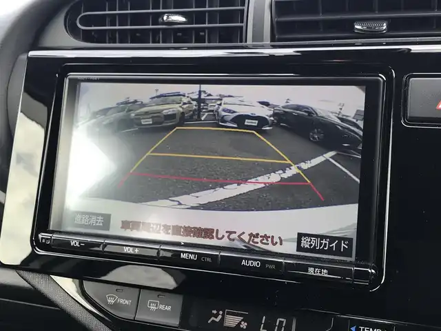 トヨタ アクア X－URBAN 鳥取県 2017(平29)年 6.3万km ライムホワイトパールクリスタルシャイン 純正9インチナビ/フルセグ/DVD/CD/BT/バックカメラ/ビルトインETC/ドライブレコーダー(前方のみ)/ハーフレザーシート/前席シートヒーター/衝突軽減システム/レーンキープアシスト/オートハイビーム/LEDヘッドライト/フォグライト/純正16インチアルミホイール/プッシュスタート/アイドリングストップ/フロアマット/ドアバイザー/取扱説明書