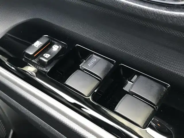 トヨタ アクア X－URBAN 鳥取県 2017(平29)年 6.3万km ライムホワイトパールクリスタルシャイン 純正9インチナビ/フルセグ/DVD/CD/BT/バックカメラ/ビルトインETC/ドライブレコーダー(前方のみ)/ハーフレザーシート/前席シートヒーター/衝突軽減システム/レーンキープアシスト/オートハイビーム/LEDヘッドライト/フォグライト/純正16インチアルミホイール/プッシュスタート/アイドリングストップ/フロアマット/ドアバイザー/取扱説明書
