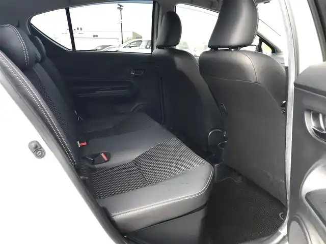 トヨタ アクア X－URBAN 鳥取県 2017(平29)年 6.3万km ライムホワイトパールクリスタルシャイン 純正9インチナビ/フルセグ/DVD/CD/BT/バックカメラ/ビルトインETC/ドライブレコーダー(前方のみ)/ハーフレザーシート/前席シートヒーター/衝突軽減システム/レーンキープアシスト/オートハイビーム/LEDヘッドライト/フォグライト/純正16インチアルミホイール/プッシュスタート/アイドリングストップ/フロアマット/ドアバイザー/取扱説明書