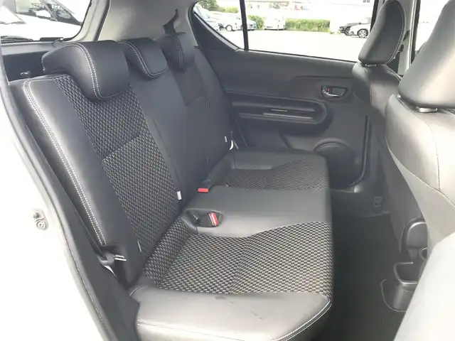 トヨタ アクア X－URBAN 鳥取県 2017(平29)年 6.3万km ライムホワイトパールクリスタルシャイン 純正9インチナビ/フルセグ/DVD/CD/BT/バックカメラ/ビルトインETC/ドライブレコーダー(前方のみ)/ハーフレザーシート/前席シートヒーター/衝突軽減システム/レーンキープアシスト/オートハイビーム/LEDヘッドライト/フォグライト/純正16インチアルミホイール/プッシュスタート/アイドリングストップ/フロアマット/ドアバイザー/取扱説明書