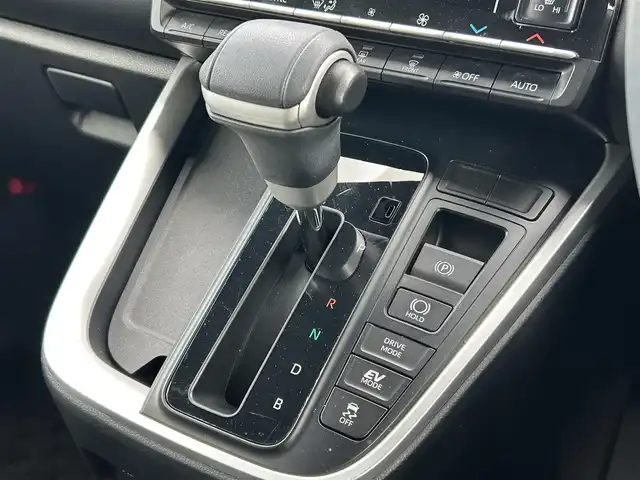 トヨタ ヴォクシー ハイブリッド S－Z 大阪府 2024(令6)年 0.9万km ホワイトパールクリスタルシャイン 純正10，5インチディスプレイオーディオナビ /・フルセグTV/USB/BT/HDMI/トヨタセーフティセンス /純正14インチフリップダウンモニター /バックカメラ /ETC /AC100V/両側パワースライドドア /前後ドライブレコーダー /ハーフレザーシート/前席シートヒーター/コーナーセンサー/レーダークルーズコントロール /純正17インチAW/LEDヘッド・フォグ