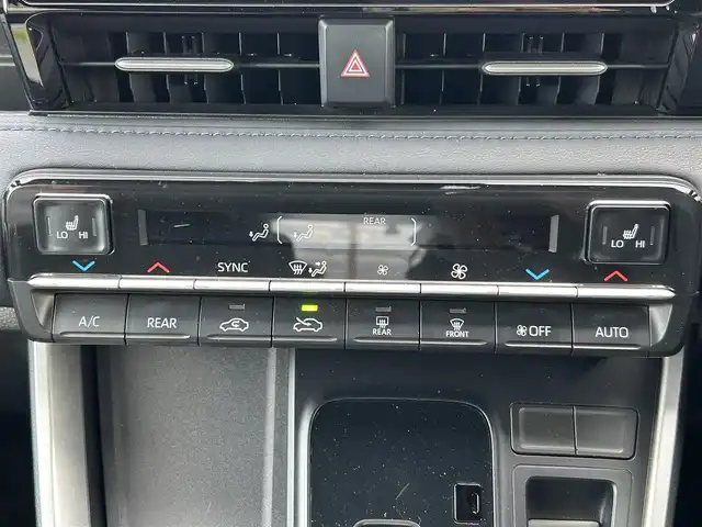 トヨタ ヴォクシー ハイブリッド S－Z 大阪府 2024(令6)年 0.9万km ホワイトパールクリスタルシャイン 純正10，5インチディスプレイオーディオナビ /・フルセグTV/USB/BT/HDMI/トヨタセーフティセンス /純正14インチフリップダウンモニター /バックカメラ /ETC /AC100V/両側パワースライドドア /前後ドライブレコーダー /ハーフレザーシート/前席シートヒーター/コーナーセンサー/レーダークルーズコントロール /純正17インチAW/LEDヘッド・フォグ