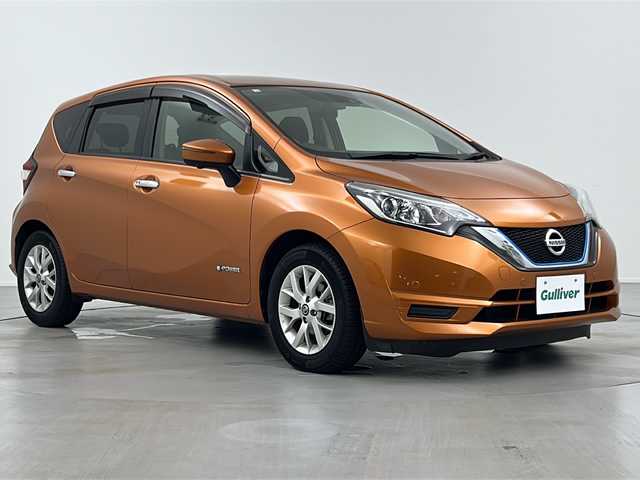 日産 ノート e－パワー X 岐阜県 2018(平30)年 3.6万km プレミアムコロナオレンジ 純正7インチSDナビゲーション(MM316D-W)/AM/FM/iPod/SD/Bluetooth /USB/CD/DVD/フルセグテレビ/アラウンドビューモニター/LEDヘッドライト/オートライト/革巻きステアリング/ステアリングリモコン/横滑り防止装置(VDC)/衝突軽減ブレーキ/車線逸脱防止支援システム(LDP)/スマートルームミラー