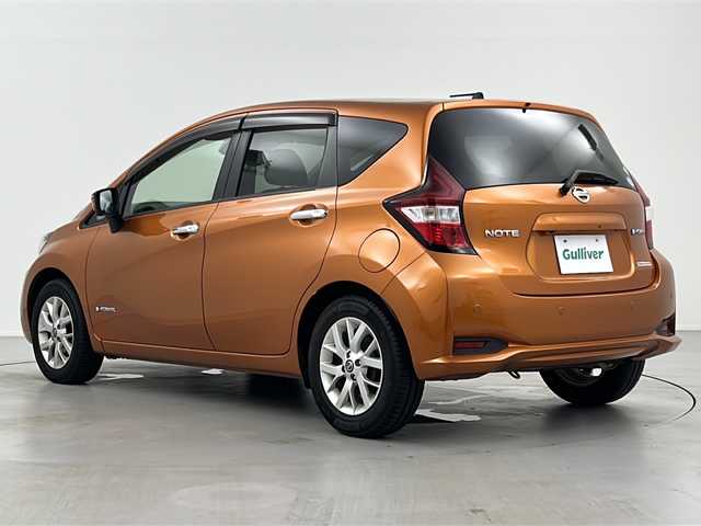 日産 ノート e－パワー X 岐阜県 2018(平30)年 3.6万km プレミアムコロナオレンジ 純正7インチSDナビゲーション(MM316D-W)/AM/FM/iPod/SD/Bluetooth /USB/CD/DVD/フルセグテレビ/アラウンドビューモニター/LEDヘッドライト/オートライト/革巻きステアリング/ステアリングリモコン/横滑り防止装置(VDC)/衝突軽減ブレーキ/車線逸脱防止支援システム(LDP)/スマートルームミラー