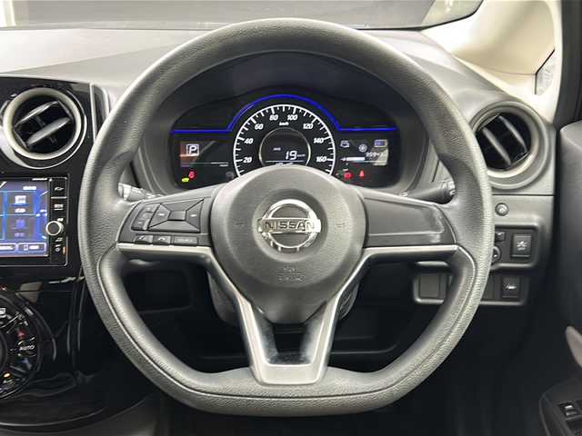 日産 ノート e－パワー X 岐阜県 2018(平30)年 3.6万km プレミアムコロナオレンジ 純正7インチSDナビゲーション(MM316D-W)/AM/FM/iPod/SD/Bluetooth /USB/CD/DVD/フルセグテレビ/アラウンドビューモニター/LEDヘッドライト/オートライト/革巻きステアリング/ステアリングリモコン/横滑り防止装置(VDC)/衝突軽減ブレーキ/車線逸脱防止支援システム(LDP)/スマートルームミラー