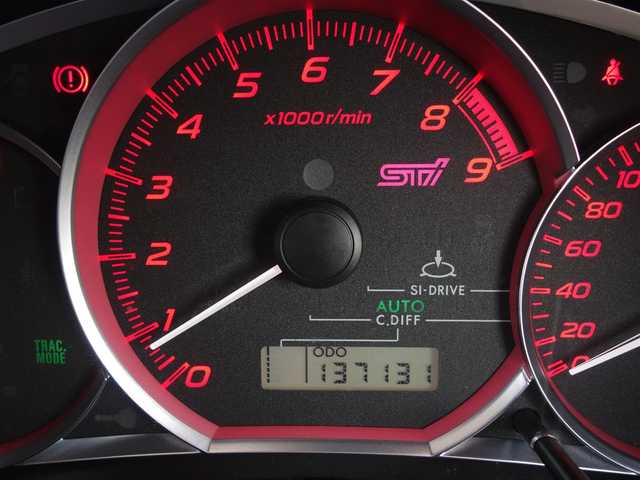 スバル インプレッサ ＷＲＸ STi 山形県 2014(平26)年 13.8万km ダークグレーメタリック ４WD/純正カーオーディオ/　　【CD AUX RADIO】/HIDヘッドライト/ハーフレザーシート/パワーシート/STI18インチアルミホイール/ターボ/電動格納ウィンカーミラー/フォグランプ/AAC/純正フロアマット/ドアバイザー/スマートキー/ETC