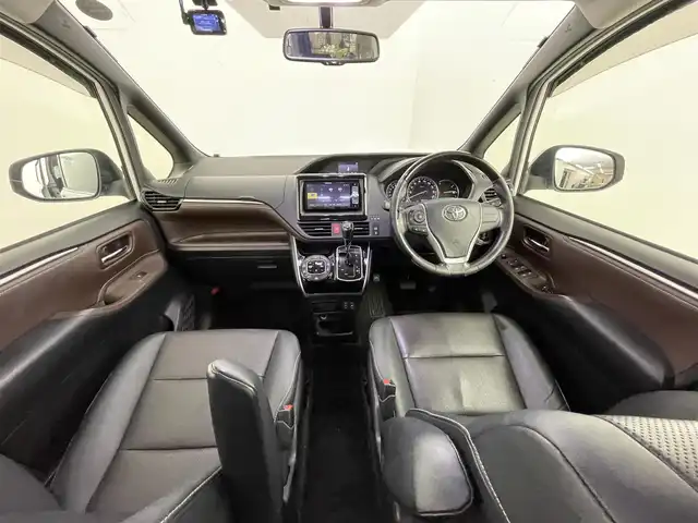 トヨタ エスクァイア Gi 道央・札幌 2015(平27)年 10万km ホワイトパールクリスタルシャイン ・４WD/・社外メモリナビ/　BT／CD／DVD／USB／SD／フルセグ/・バックカメラ/・純正ETC/・社外前後ドライブレコーダー/・社外フリップダウン/・横滑り防止/・両側パワースライドドア/・前席シートヒーター/・純正フロアマット/・社外スタッドレス15インチAW/・プッシュスタート/・スマートキー/・社外エンジンスターター（電池カバー欠品）/・LEDヘッドライト/・オートライト/・オートマチックハイビーム/・フロントフォグ/・ドアミラーウィンカー/・ドアバイザー/・オートリトラクダブルミラー/・ステアリングスイッチ/・nanoe/・ECOMODE/・保証書/・取扱説明書