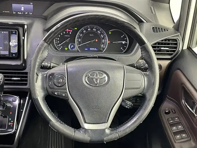 トヨタ エスクァイア Gi 道央・札幌 2015(平27)年 10万km ホワイトパールクリスタルシャイン ・４WD/・社外メモリナビ/　BT／CD／DVD／USB／SD／フルセグ/・バックカメラ/・純正ETC/・社外前後ドライブレコーダー/・社外フリップダウン/・横滑り防止/・両側パワースライドドア/・前席シートヒーター/・純正フロアマット/・社外スタッドレス15インチAW/・プッシュスタート/・スマートキー/・社外エンジンスターター（電池カバー欠品）/・LEDヘッドライト/・オートライト/・オートマチックハイビーム/・フロントフォグ/・ドアミラーウィンカー/・ドアバイザー/・オートリトラクダブルミラー/・ステアリングスイッチ/・nanoe/・ECOMODE/・保証書/・取扱説明書