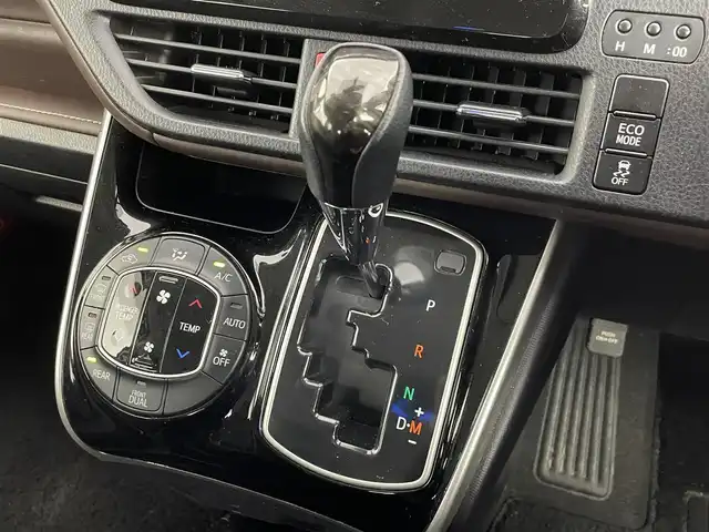 トヨタ エスクァイア Gi 道央・札幌 2015(平27)年 10万km ホワイトパールクリスタルシャイン ・４WD/・社外メモリナビ/　BT／CD／DVD／USB／SD／フルセグ/・バックカメラ/・純正ETC/・社外前後ドライブレコーダー/・社外フリップダウン/・横滑り防止/・両側パワースライドドア/・前席シートヒーター/・純正フロアマット/・社外スタッドレス15インチAW/・プッシュスタート/・スマートキー/・社外エンジンスターター（電池カバー欠品）/・LEDヘッドライト/・オートライト/・オートマチックハイビーム/・フロントフォグ/・ドアミラーウィンカー/・ドアバイザー/・オートリトラクダブルミラー/・ステアリングスイッチ/・nanoe/・ECOMODE/・保証書/・取扱説明書