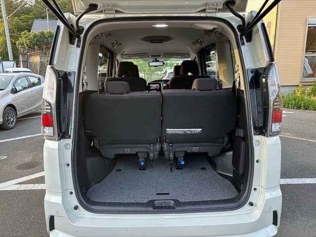 日産 セレナ e－パワー ハイウェイスター V 福岡県 2018(平30)年 6.4万km ブリリアントホワイトパール ワンオーナー/純正メーカーナビ/（AM/FM/CD/DVD/SD/MUSICSTOCKER/フルセグTV  ）/衝突被害軽減システム/横滑り防止装置/クルーズコントロール（追従あり）/パーキングアシスト/PILOT/オートブレーキホールド/純正フロアマット/純正アルミホイール/三列シート/両側パワースライドドア/ドライブレコーダー（SDカードなし）/プッシュスタート/LEDライト/オートライト/フォグランプ/電格ミラー/保証書/取扱説明書