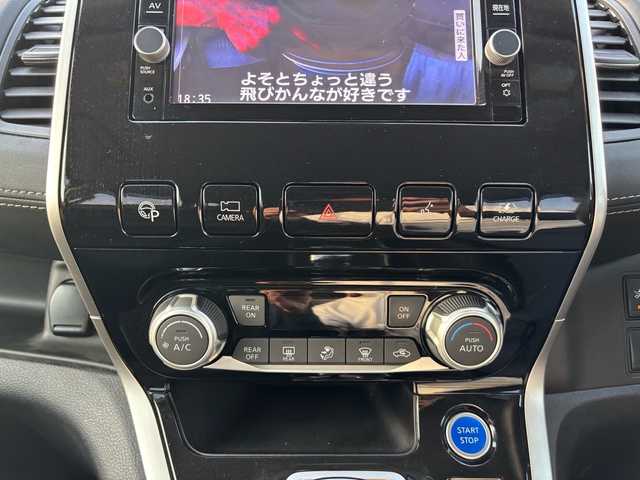 日産 セレナ e－パワー ハイウェイスター V 福岡県 2018(平30)年 6.4万km ブリリアントホワイトパール ワンオーナー/純正メーカーナビ/（AM/FM/CD/DVD/SD/MUSICSTOCKER/フルセグTV  ）/衝突被害軽減システム/横滑り防止装置/クルーズコントロール（追従あり）/パーキングアシスト/PILOT/オートブレーキホールド/純正フロアマット/純正アルミホイール/三列シート/両側パワースライドドア/ドライブレコーダー（SDカードなし）/プッシュスタート/LEDライト/オートライト/フォグランプ/電格ミラー/保証書/取扱説明書