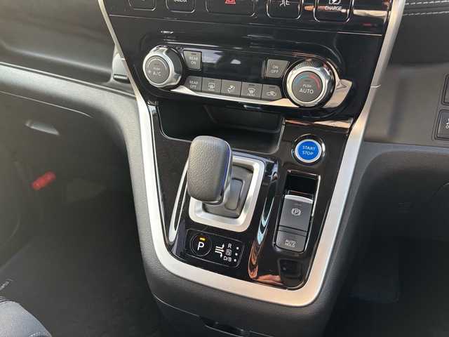 日産 セレナ e－パワー ハイウェイスター V 福岡県 2018(平30)年 6.4万km ブリリアントホワイトパール ワンオーナー/純正メーカーナビ/（AM/FM/CD/DVD/SD/MUSICSTOCKER/フルセグTV  ）/衝突被害軽減システム/横滑り防止装置/クルーズコントロール（追従あり）/パーキングアシスト/PILOT/オートブレーキホールド/純正フロアマット/純正アルミホイール/三列シート/両側パワースライドドア/ドライブレコーダー（SDカードなし）/プッシュスタート/LEDライト/オートライト/フォグランプ/電格ミラー/保証書/取扱説明書