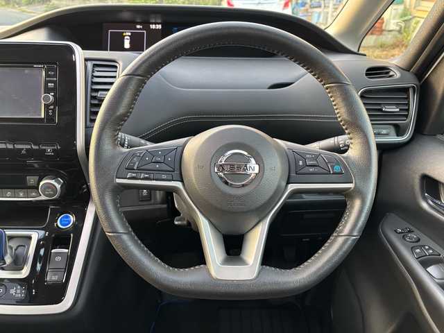 日産 セレナ e－パワー ハイウェイスター V 福岡県 2018(平30)年 6.4万km ブリリアントホワイトパール ワンオーナー/純正メーカーナビ/（AM/FM/CD/DVD/SD/MUSICSTOCKER/フルセグTV  ）/衝突被害軽減システム/横滑り防止装置/クルーズコントロール（追従あり）/パーキングアシスト/PILOT/オートブレーキホールド/純正フロアマット/純正アルミホイール/三列シート/両側パワースライドドア/ドライブレコーダー（SDカードなし）/プッシュスタート/LEDライト/オートライト/フォグランプ/電格ミラー/保証書/取扱説明書
