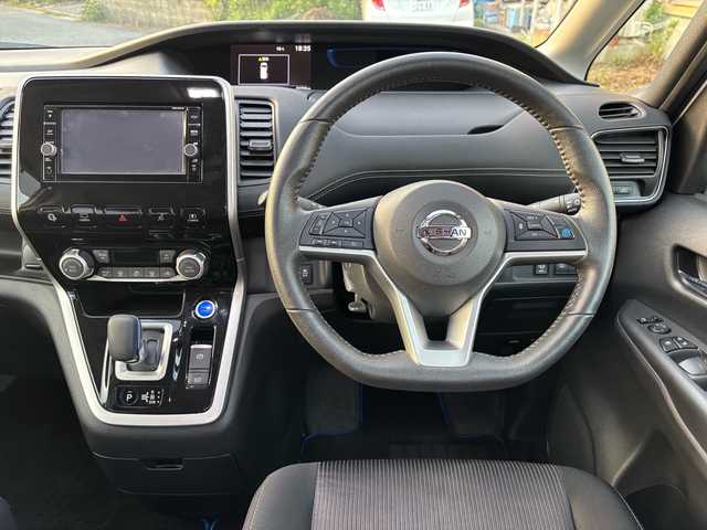 日産 セレナ e－パワー ハイウェイスター V 福岡県 2018(平30)年 6.4万km ブリリアントホワイトパール ワンオーナー/純正メーカーナビ/（AM/FM/CD/DVD/SD/MUSICSTOCKER/フルセグTV  ）/衝突被害軽減システム/横滑り防止装置/クルーズコントロール（追従あり）/パーキングアシスト/PILOT/オートブレーキホールド/純正フロアマット/純正アルミホイール/三列シート/両側パワースライドドア/ドライブレコーダー（SDカードなし）/プッシュスタート/LEDライト/オートライト/フォグランプ/電格ミラー/保証書/取扱説明書