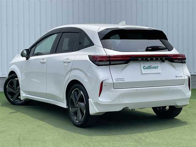 日産 オーラ G レザーエディション 香川県 2022(令4)年 2.6万km ピュアホワイトパール 登録時走行距離：26068km/純正9型ナビ/　CD DVD BT フルセグTV/全方位カメラ/エマージェンシーブレーキ/レーンキープアシスト/ブラインドスポットモニター/クリアランスソナー/ビルトインETC/前後ドライブレコーダー/デジタルインナーミラー/電子パーキングブレーキ/レザーシート/革巻きステアリング/ステアリングスイッチ/プッシュスタート/スマートキー/スペアキー