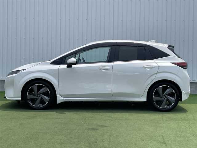 日産 オーラ G レザーエディション 香川県 2022(令4)年 2.6万km ピュアホワイトパール 登録時走行距離：26068km/純正9型ナビ/　CD DVD BT フルセグTV/全方位カメラ/エマージェンシーブレーキ/レーンキープアシスト/ブラインドスポットモニター/クリアランスソナー/ビルトインETC/前後ドライブレコーダー/デジタルインナーミラー/電子パーキングブレーキ/レザーシート/革巻きステアリング/ステアリングスイッチ/プッシュスタート/スマートキー/スペアキー