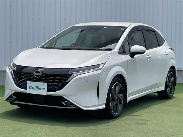 日産 オーラ G レザーエディション 香川県 2022(令4)年 2.6万km ピュアホワイトパール 登録時走行距離：26068km/純正9型ナビ/　CD DVD BT フルセグTV/全方位カメラ/エマージェンシーブレーキ/レーンキープアシスト/ブラインドスポットモニター/クリアランスソナー/ビルトインETC/前後ドライブレコーダー/デジタルインナーミラー/電子パーキングブレーキ/レザーシート/革巻きステアリング/ステアリングスイッチ/プッシュスタート/スマートキー/スペアキー