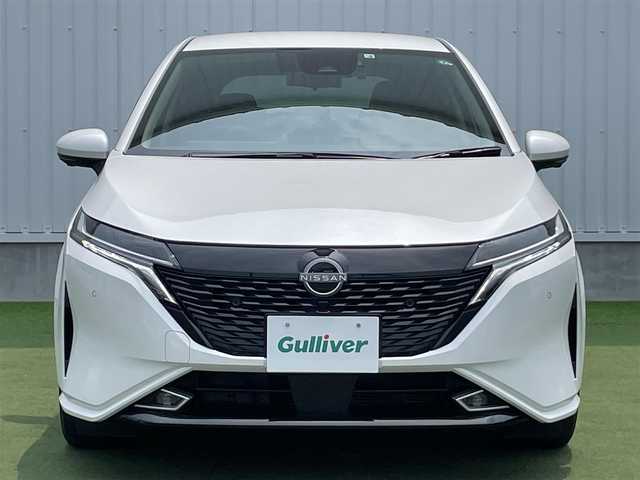 日産 オーラ G レザーエディション 香川県 2022(令4)年 2.6万km ピュアホワイトパール 登録時走行距離：26068km/純正9型ナビ/　CD DVD BT フルセグTV/全方位カメラ/エマージェンシーブレーキ/レーンキープアシスト/ブラインドスポットモニター/クリアランスソナー/ビルトインETC/前後ドライブレコーダー/デジタルインナーミラー/電子パーキングブレーキ/レザーシート/革巻きステアリング/ステアリングスイッチ/プッシュスタート/スマートキー/スペアキー