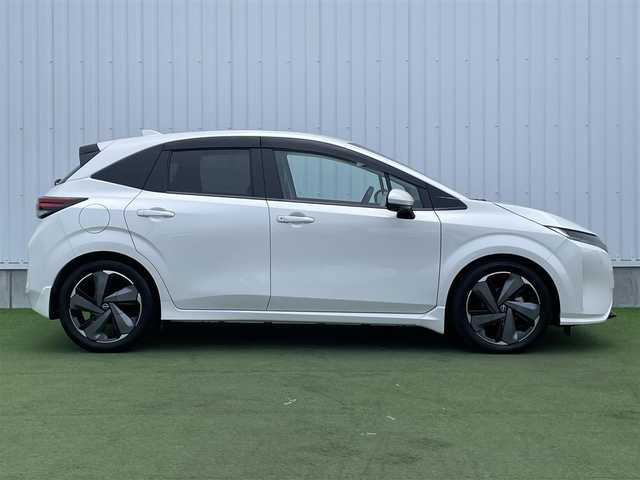 日産 オーラ G レザーエディション 香川県 2022(令4)年 2.6万km ピュアホワイトパール 登録時走行距離：26068km/純正9型ナビ/　CD DVD BT フルセグTV/全方位カメラ/エマージェンシーブレーキ/レーンキープアシスト/ブラインドスポットモニター/クリアランスソナー/ビルトインETC/前後ドライブレコーダー/デジタルインナーミラー/電子パーキングブレーキ/レザーシート/革巻きステアリング/ステアリングスイッチ/プッシュスタート/スマートキー/スペアキー