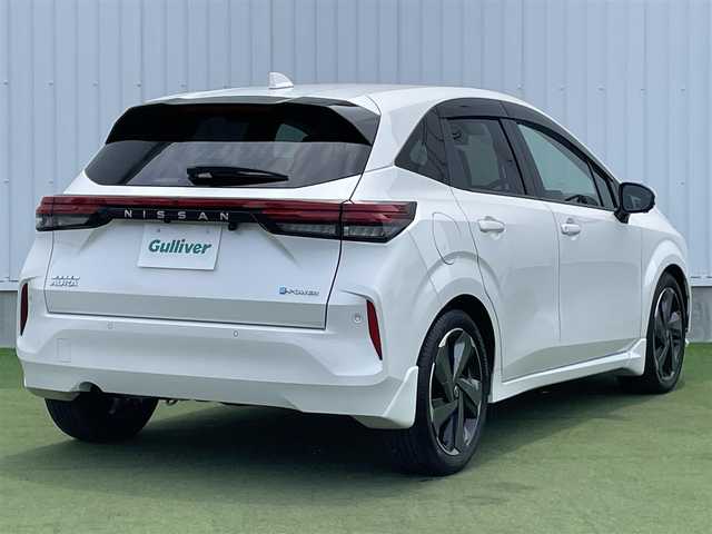 日産 オーラ G レザーエディション 香川県 2022(令4)年 2.6万km ピュアホワイトパール 登録時走行距離：26068km/純正9型ナビ/　CD DVD BT フルセグTV/全方位カメラ/エマージェンシーブレーキ/レーンキープアシスト/ブラインドスポットモニター/クリアランスソナー/ビルトインETC/前後ドライブレコーダー/デジタルインナーミラー/電子パーキングブレーキ/レザーシート/革巻きステアリング/ステアリングスイッチ/プッシュスタート/スマートキー/スペアキー
