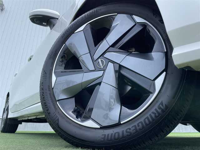 日産 オーラ G レザーエディション 香川県 2022(令4)年 2.6万km ピュアホワイトパール 登録時走行距離：26068km/純正9型ナビ/　CD DVD BT フルセグTV/全方位カメラ/エマージェンシーブレーキ/レーンキープアシスト/ブラインドスポットモニター/クリアランスソナー/ビルトインETC/前後ドライブレコーダー/デジタルインナーミラー/電子パーキングブレーキ/レザーシート/革巻きステアリング/ステアリングスイッチ/プッシュスタート/スマートキー/スペアキー