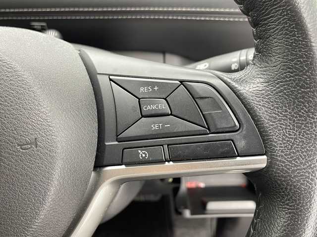 日産 セレナ ハイウェイスター 千葉県 2017(平29)年 7万km ブリリアントホワイトパール 衝突被害軽減システム/レーンキープアシスト/コーナーセンサー（前後）/クルーズコントロール/パーキングアシスト/アイドリングストップ/純正フリップダウンモニター/純正9インチSDナビ（MM516D-L）/　（Bluetooth/CD/DVD/USB/AUX/フルセグTV）/純正ETC/社外ドライブレコーダー（前後）/アイドリングストップ/両側パワースライドドア/パワーステアリング/純正フロアマット/オートライト/LEDヘッドライト/純正16インチアルミホイール