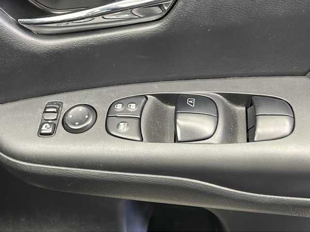 日産 セレナ ハイウェイスター 千葉県 2017(平29)年 7万km ブリリアントホワイトパール 衝突被害軽減システム/レーンキープアシスト/コーナーセンサー（前後）/クルーズコントロール/パーキングアシスト/アイドリングストップ/純正フリップダウンモニター/純正9インチSDナビ（MM516D-L）/　（Bluetooth/CD/DVD/USB/AUX/フルセグTV）/純正ETC/社外ドライブレコーダー（前後）/アイドリングストップ/両側パワースライドドア/パワーステアリング/純正フロアマット/オートライト/LEDヘッドライト/純正16インチアルミホイール