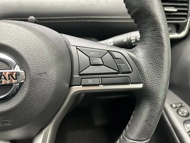 日産 セレナ e－パワー ハイウェイスター V 鹿児島県 2018(平30)年 4.2万km ダイヤモンドブラック 社外8インチナビ/フルセグTV/BT/CD/DVD/MSV/アラウンドビューモニター/エマージェンシーブレーキ/パーキングアシスト/両側パワースライドドア/前席シートヒーター/ステアリングヒーター/ドライブレコーダー/ETC/LEDヘッドライト/純正15インチアルミホイール/純正フロアマット