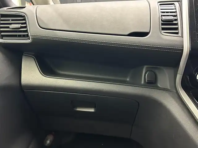 日産 セレナ e－パワー ハイウェイスター V 鹿児島県 2018(平30)年 4.2万km ダイヤモンドブラック 社外8インチナビ/フルセグTV/BT/CD/DVD/MSV/アラウンドビューモニター/エマージェンシーブレーキ/パーキングアシスト/両側パワースライドドア/前席シートヒーター/ステアリングヒーター/ドライブレコーダー/ETC/LEDヘッドライト/純正15インチアルミホイール/純正フロアマット