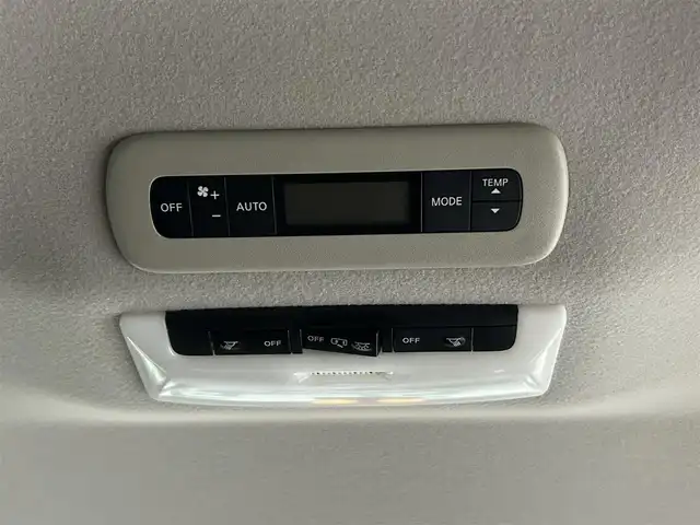 日産 セレナ e－パワー ハイウェイスター V 鹿児島県 2018(平30)年 4.2万km ダイヤモンドブラック 社外8インチナビ/フルセグTV/BT/CD/DVD/MSV/アラウンドビューモニター/エマージェンシーブレーキ/パーキングアシスト/両側パワースライドドア/前席シートヒーター/ステアリングヒーター/ドライブレコーダー/ETC/LEDヘッドライト/純正15インチアルミホイール/純正フロアマット