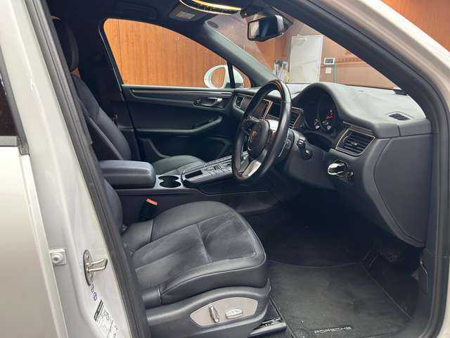 ポルシェ マカン 千葉県 2016(平28)年 6.4万km 白 純正ナビ　/バックカメラ　/クルーズコントロール　/フルセグＴＶ　/ハーフレザーシート　/パワーシート　/シートヒーター　/コーナーセンサー　/ＥＴＣ　/電動リアゲート　/キセノンヘッドライト　/オートライト