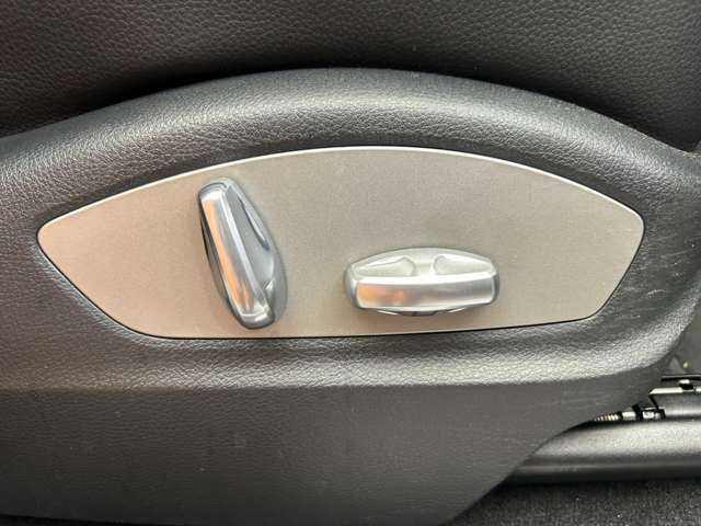 ポルシェ マカン 千葉県 2016(平28)年 6.4万km 白 純正ナビ　/バックカメラ　/クルーズコントロール　/フルセグＴＶ　/ハーフレザーシート　/パワーシート　/シートヒーター　/コーナーセンサー　/ＥＴＣ　/電動リアゲート　/キセノンヘッドライト　/オートライト