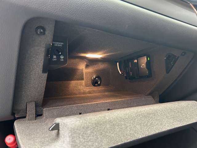 ポルシェ マカン 千葉県 2016(平28)年 6.4万km 白 純正ナビ　/バックカメラ　/クルーズコントロール　/フルセグＴＶ　/ハーフレザーシート　/パワーシート　/シートヒーター　/コーナーセンサー　/ＥＴＣ　/電動リアゲート　/キセノンヘッドライト　/オートライト