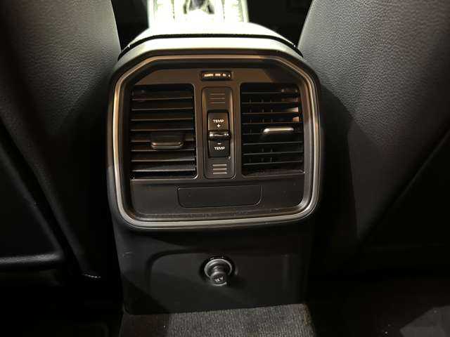 ポルシェ マカン 千葉県 2016(平28)年 6.4万km 白 純正ナビ　/バックカメラ　/クルーズコントロール　/フルセグＴＶ　/ハーフレザーシート　/パワーシート　/シートヒーター　/コーナーセンサー　/ＥＴＣ　/電動リアゲート　/キセノンヘッドライト　/オートライト