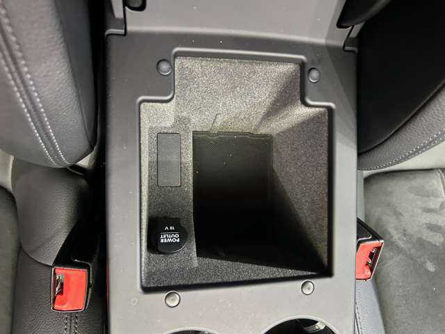 ポルシェ マカン 千葉県 2016(平28)年 6.4万km 白 純正ナビ　/バックカメラ　/クルーズコントロール　/フルセグＴＶ　/ハーフレザーシート　/パワーシート　/シートヒーター　/コーナーセンサー　/ＥＴＣ　/電動リアゲート　/キセノンヘッドライト　/オートライト