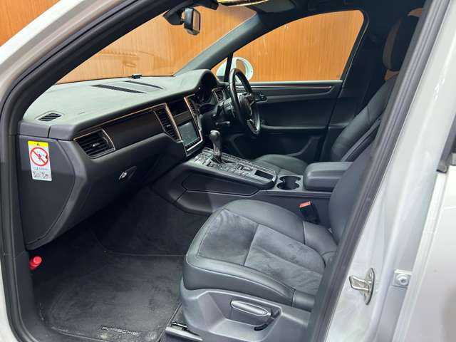 ポルシェ マカン 千葉県 2016(平28)年 6.4万km 白 純正ナビ　/バックカメラ　/クルーズコントロール　/フルセグＴＶ　/ハーフレザーシート　/パワーシート　/シートヒーター　/コーナーセンサー　/ＥＴＣ　/電動リアゲート　/キセノンヘッドライト　/オートライト